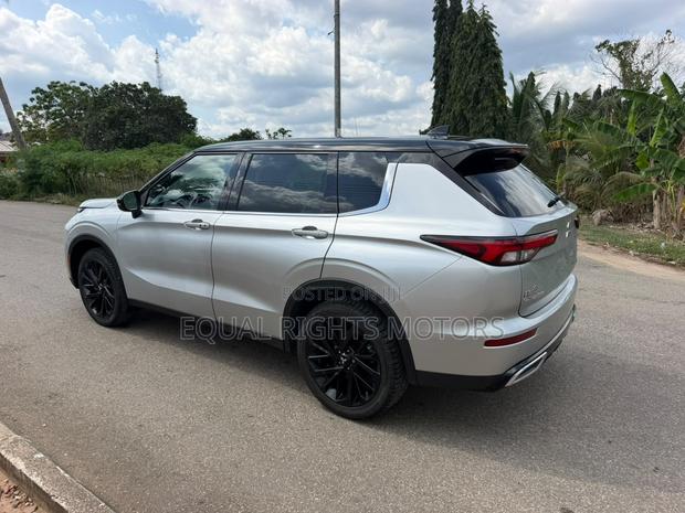 Mitsubishi Outlander 2023 Silver