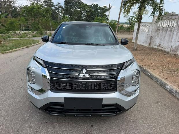 Mitsubishi Outlander 2023 Silver