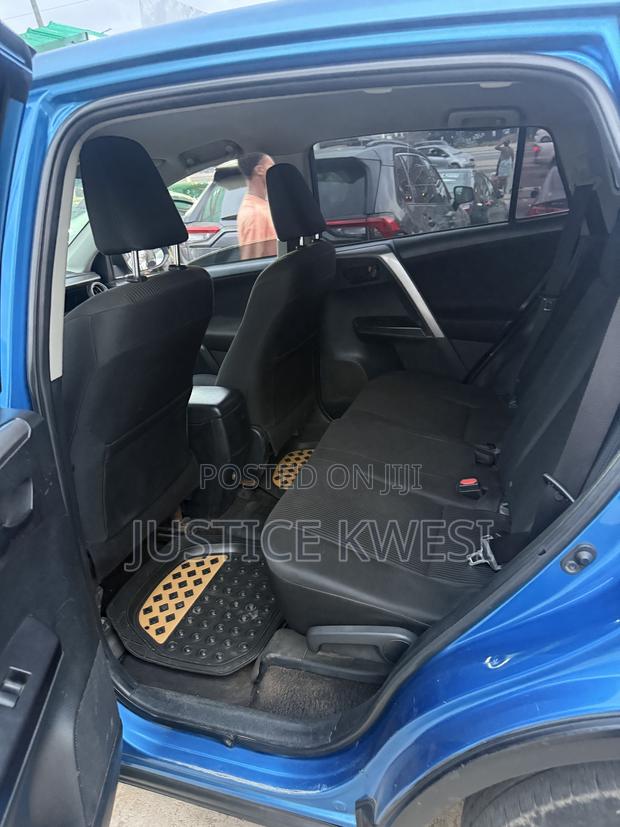 Toyota RAV4 LE 4dr SUV (2.5L 4cyl 6A) 2018 Blue