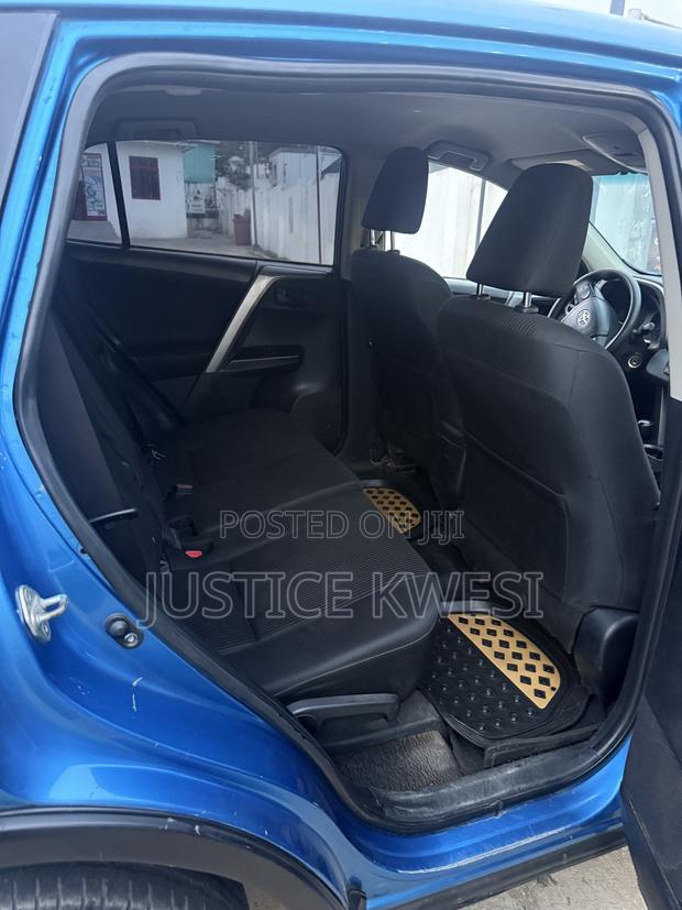 Toyota RAV4 LE 4dr SUV (2.5L 4cyl 6A) 2018 Blue