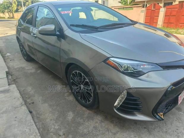 Toyota Corolla LE (1.8L 4cyl 2A) 2018 Gray