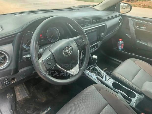 Toyota Corolla LE (1.8L 4cyl 2A) 2018 Gray