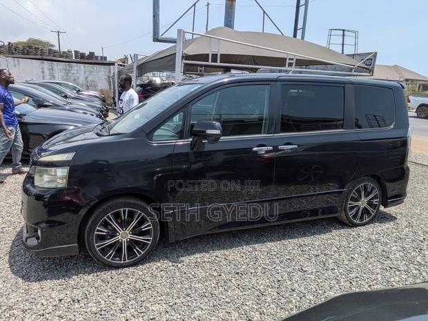 Toyota Voxy 2011 Black