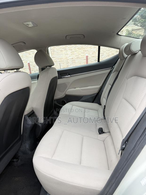 Hyundai Elantra SE 2018 Yellow
