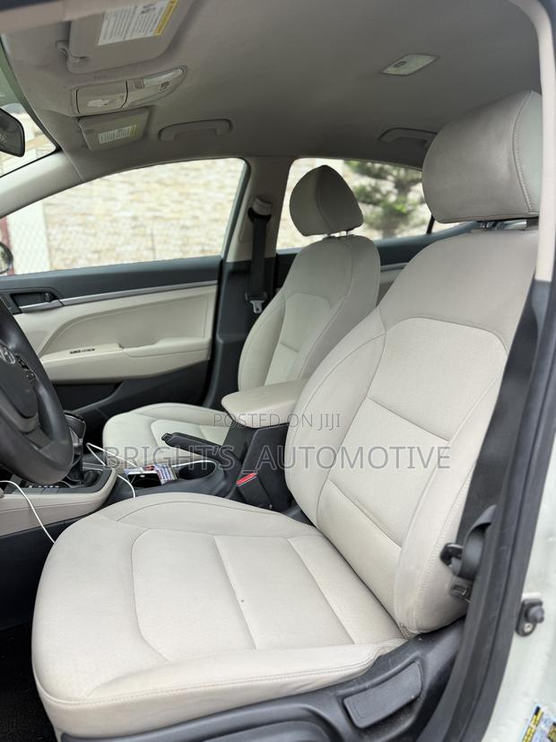 Hyundai Elantra SE 2018 Yellow