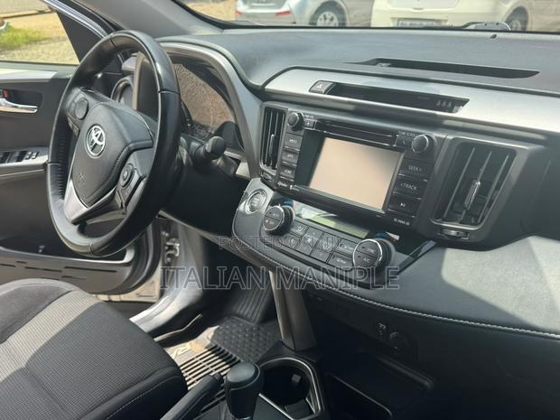 Toyota RAV4 XLE 4dr SUV AWD (2.5L 4cyl 6A) 2018 Gray