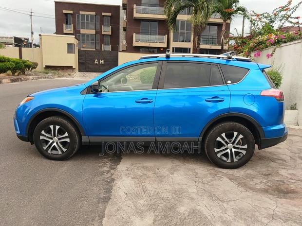Toyota RAV4 LE 4dr SUV (2.5L 4cyl 6A) 2018 Blue