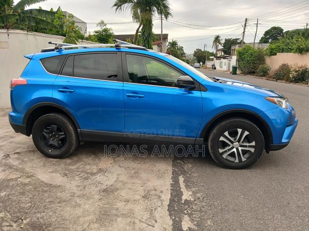 Toyota RAV4 LE 4dr SUV (2.5L 4cyl 6A) 2018 Blue
