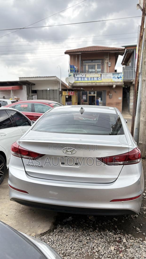 Hyundai Elantra Value Edition Sedan FWD (2.0L 4cyl 6A) 2017 Silver