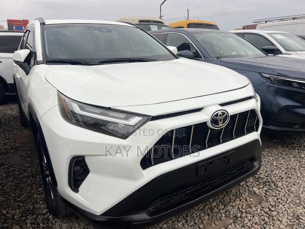 Toyota RAV4 XLE AWD 2024 White