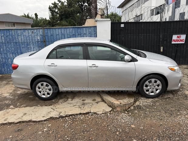 Toyota Corolla LE 4dr Sedan (1.8L 4cyl 4A) 2013 Silver