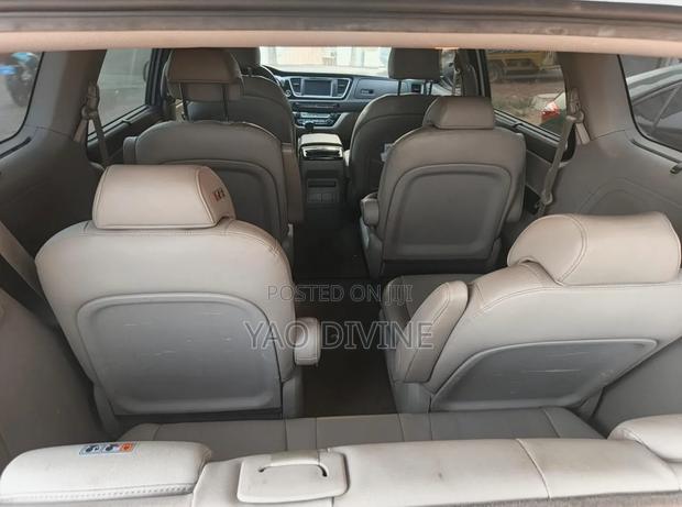 Kia Carnival 2016 Silver