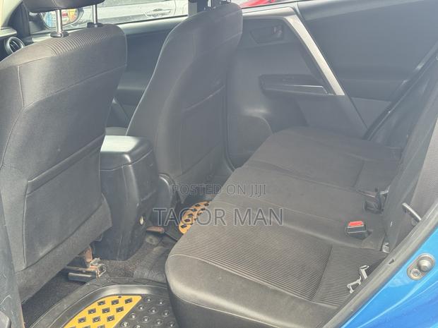 Toyota RAV4 LE 4dr SUV AWD (2.5L 4cyl 6A) 2018 Blue