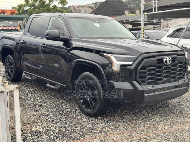 Toyota Tundra SR5 2022 Black