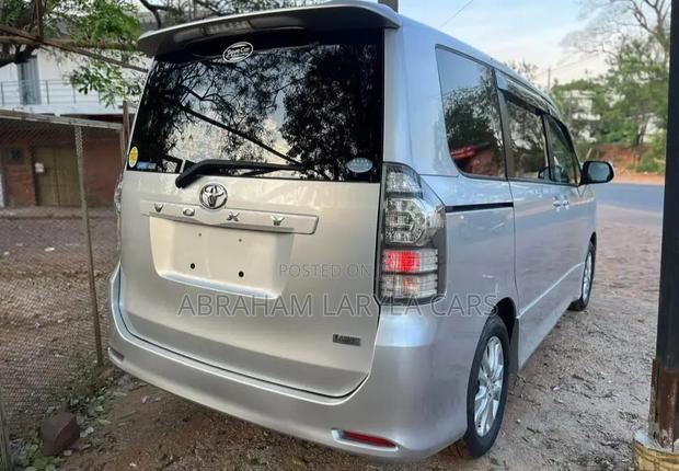 Toyota Voxy X 2WD 8-Seater 2012 Silver