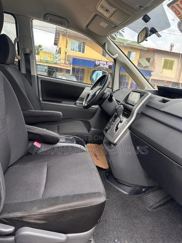 Toyota Voxy X 2WD 8-Seater 2012 Silver