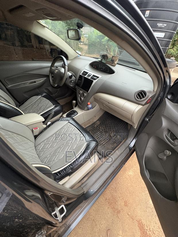 Toyota Yaris Base Hatchback 5dr 2010 Gray