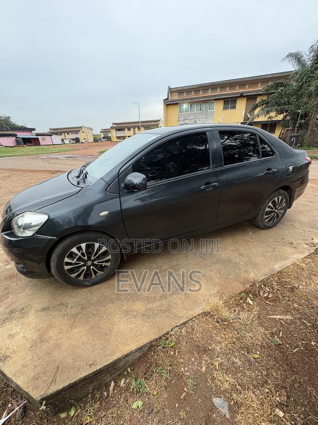 Toyota Yaris Base Hatchback 5dr 2010 Gray