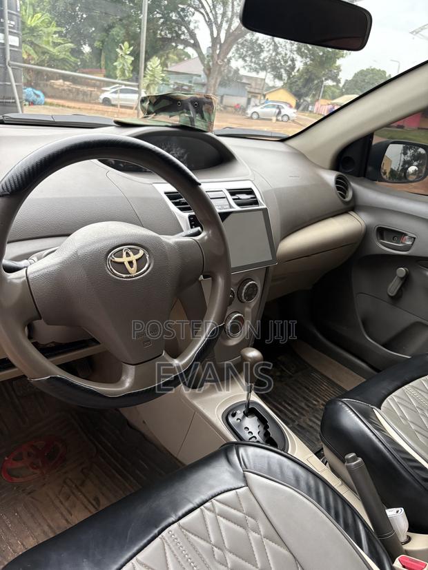 Toyota Yaris Base Hatchback 5dr 2010 Gray
