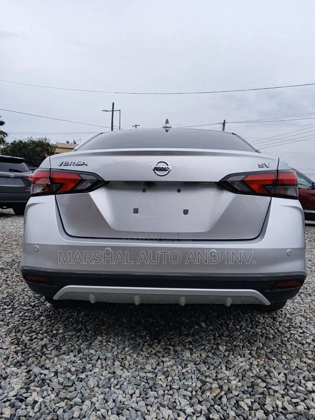 Nissan Versa SV 2022 Silver