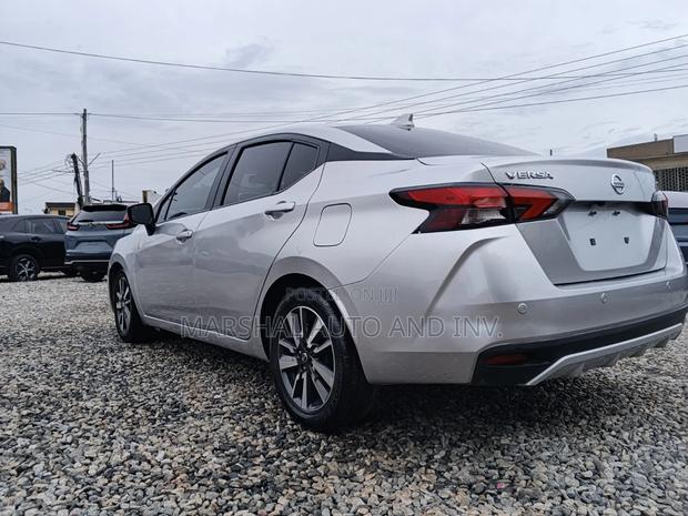 Nissan Versa SV 2022 Silver