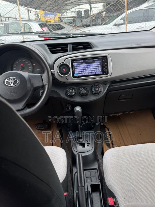 Toyota Vitz 1.3 AWD 5dr 2012 White