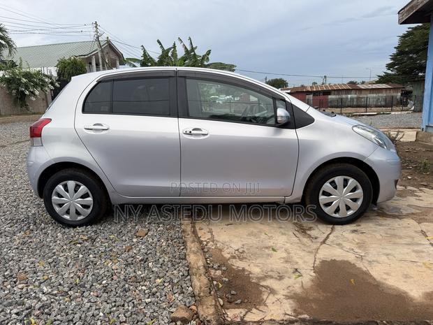 Toyota Vitz 1.3 FWD 5dr 2010 Silver