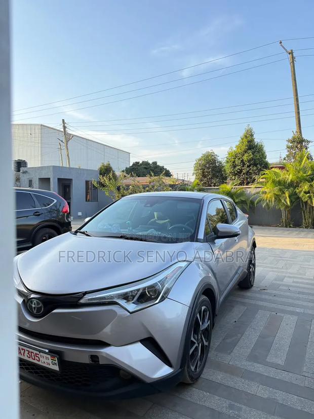 Toyota C-HR XLE FWD Sport Utility (2.0L 4cyl 2AM) 2018 Silver
