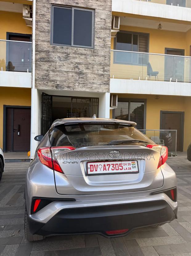 Toyota C-HR XLE FWD Sport Utility (2.0L 4cyl 2AM) 2018 Silver