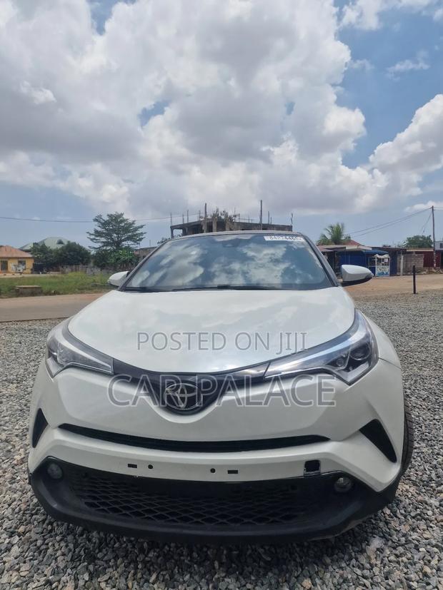 Toyota C-HR XLE FWD Sport Utility (2.0L 4cyl 2AM) 2018 White