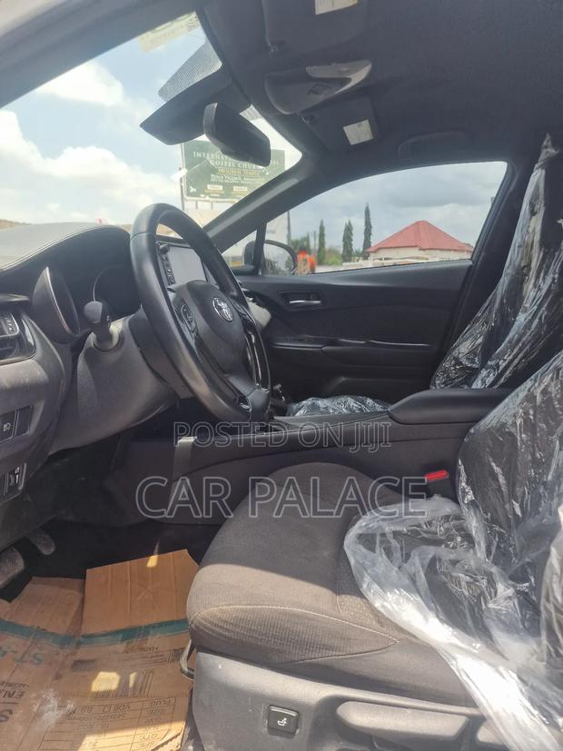 Toyota C-HR XLE FWD Sport Utility (2.0L 4cyl 2AM) 2018 White