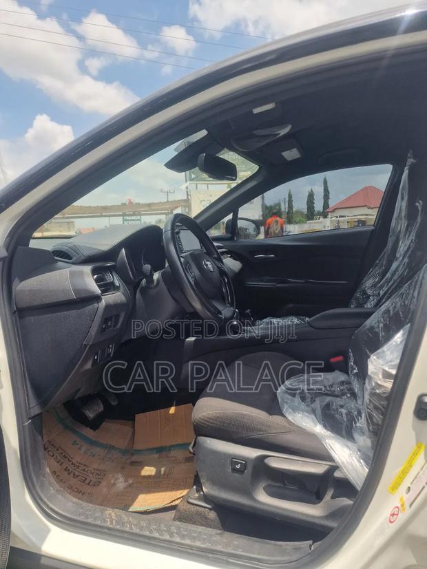 Toyota C-HR XLE FWD Sport Utility (2.0L 4cyl 2AM) 2018 White