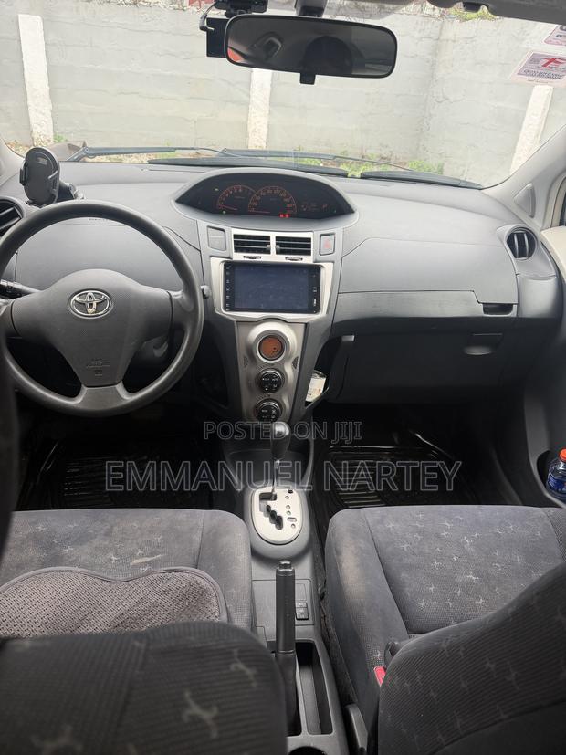 Toyota Vitz 2010 White