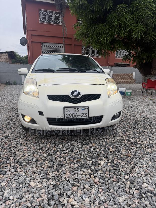 Toyota Vitz 2010 White