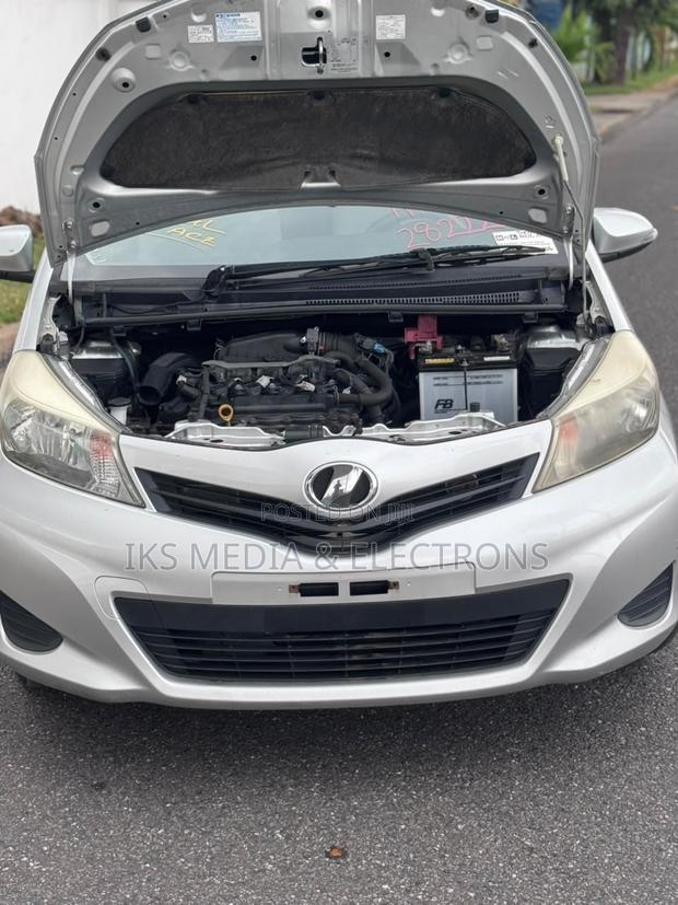 Toyota Vitz 2014 Silver