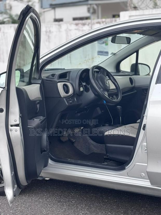 Toyota Vitz 2014 Silver