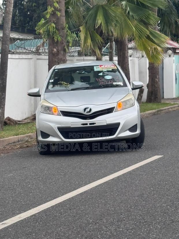 Toyota Vitz 2014 Silver