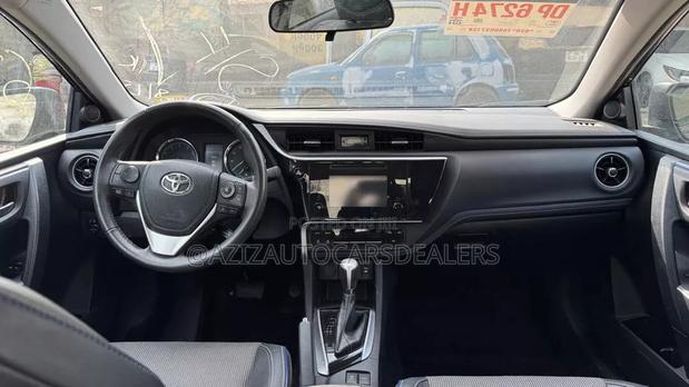 Toyota Corolla SE (1.8L 4cyl 6M) 2018 Black
