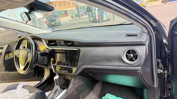 Toyota Corolla SE (1.8L 4cyl 6M) 2018 Black