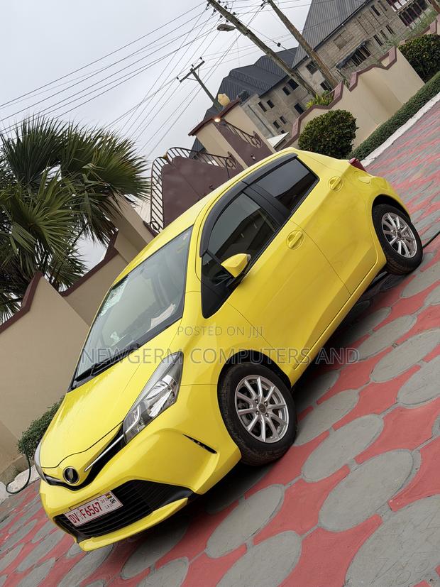Toyota Vitz 1.5 FWD 5dr 2015 Yellow