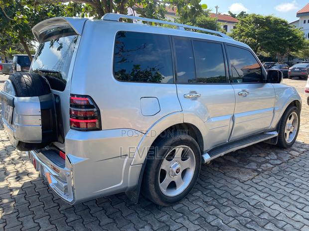Mitsubishi Pajero 2010 Silver
