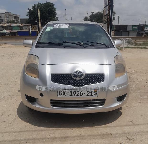 Toyota Vitz 2010 Silver