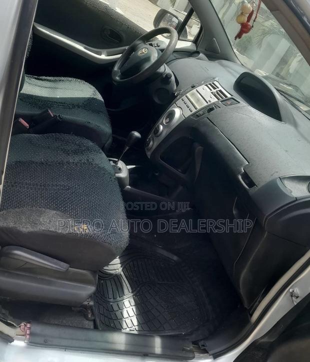 Toyota Vitz 2010 Silver