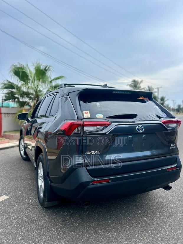 Toyota RAV4 XLE AWD 2019 Gray