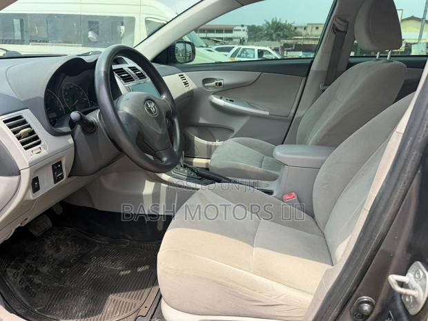 Toyota Corolla LE 4dr Sedan (1.8L 4cyl 4A) 2013 Gray