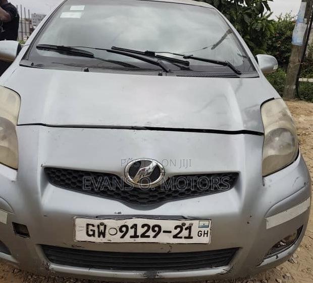 Toyota Vitz 1.0 FWD 3dr 2010 Gray