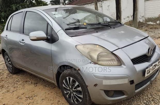 Toyota Vitz 1.0 FWD 3dr 2010 Gray