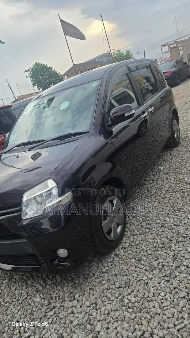 Toyota Sienta 2014 Maroon