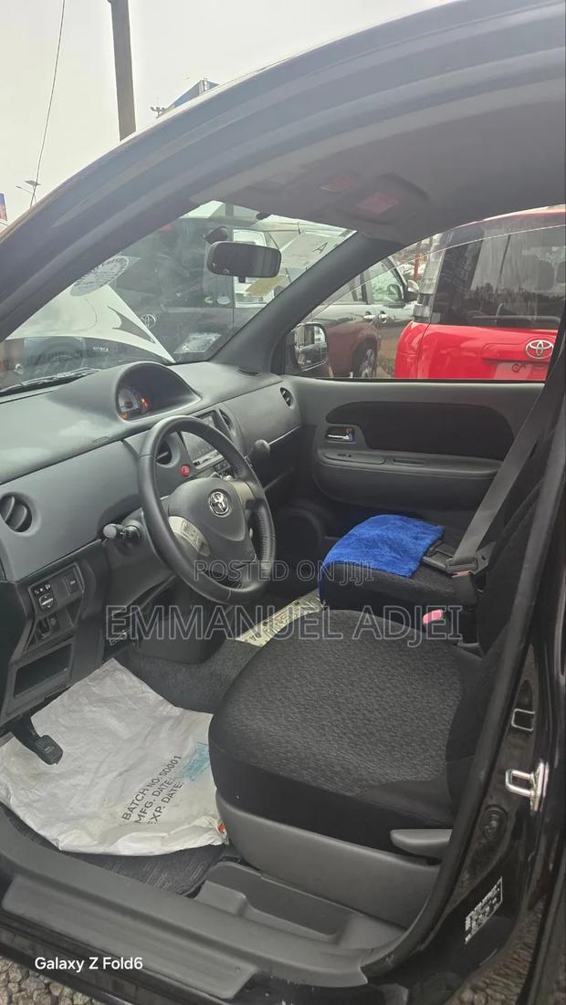 Toyota Sienta 2014 Maroon