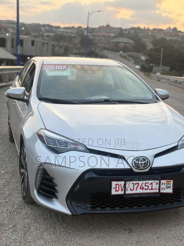 Toyota Corolla SE (1.8L 4cyl 6M) 2018 Silver